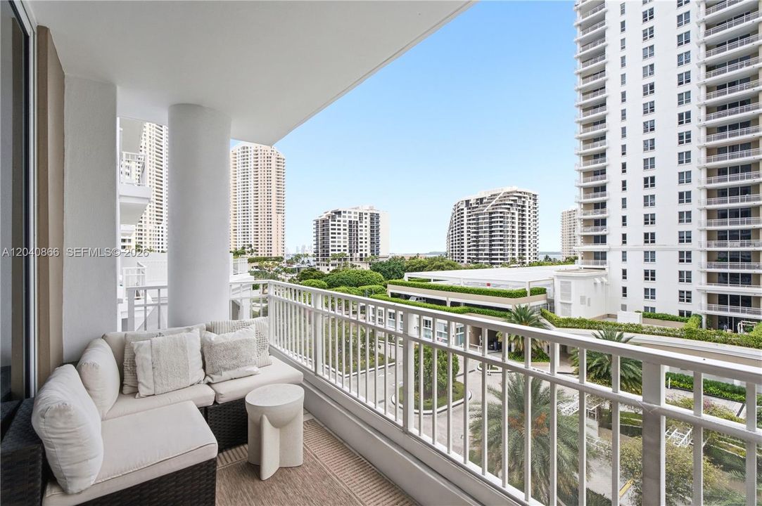 For Rent: $3,750 (1 beds, 1 baths, 878 Square Feet)