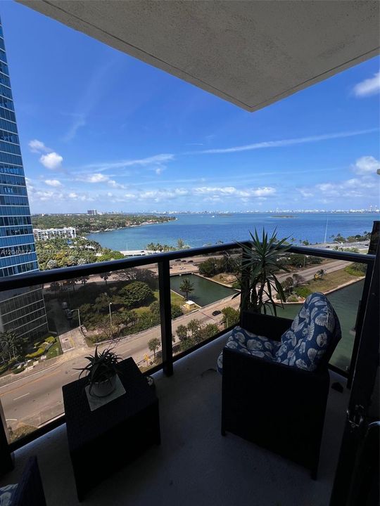For Rent: $3,300 (2 beds, 2 baths, 990 Square Feet)