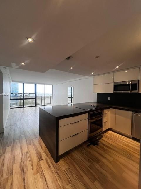 For Rent: $3,300 (2 beds, 2 baths, 990 Square Feet)