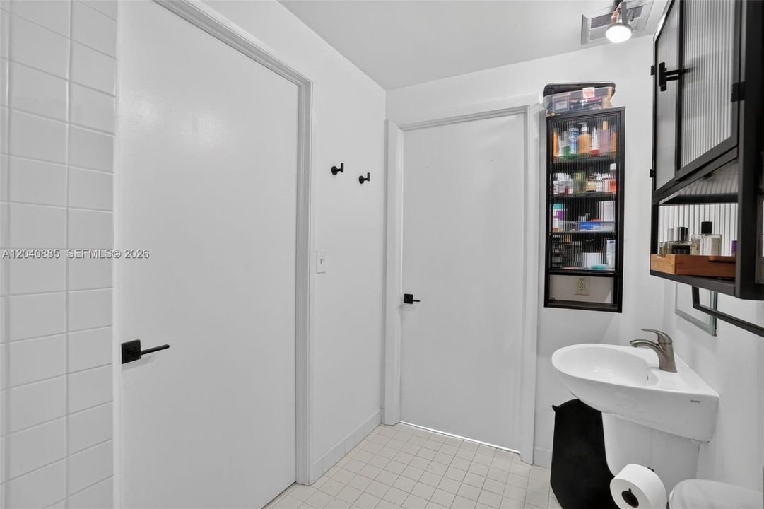 For Rent: $2,450 (1 beds, 1 baths, 646 Square Feet)