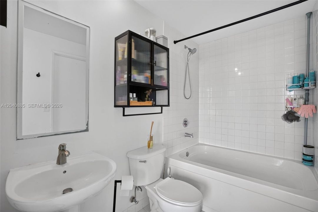For Rent: $2,450 (1 beds, 1 baths, 646 Square Feet)