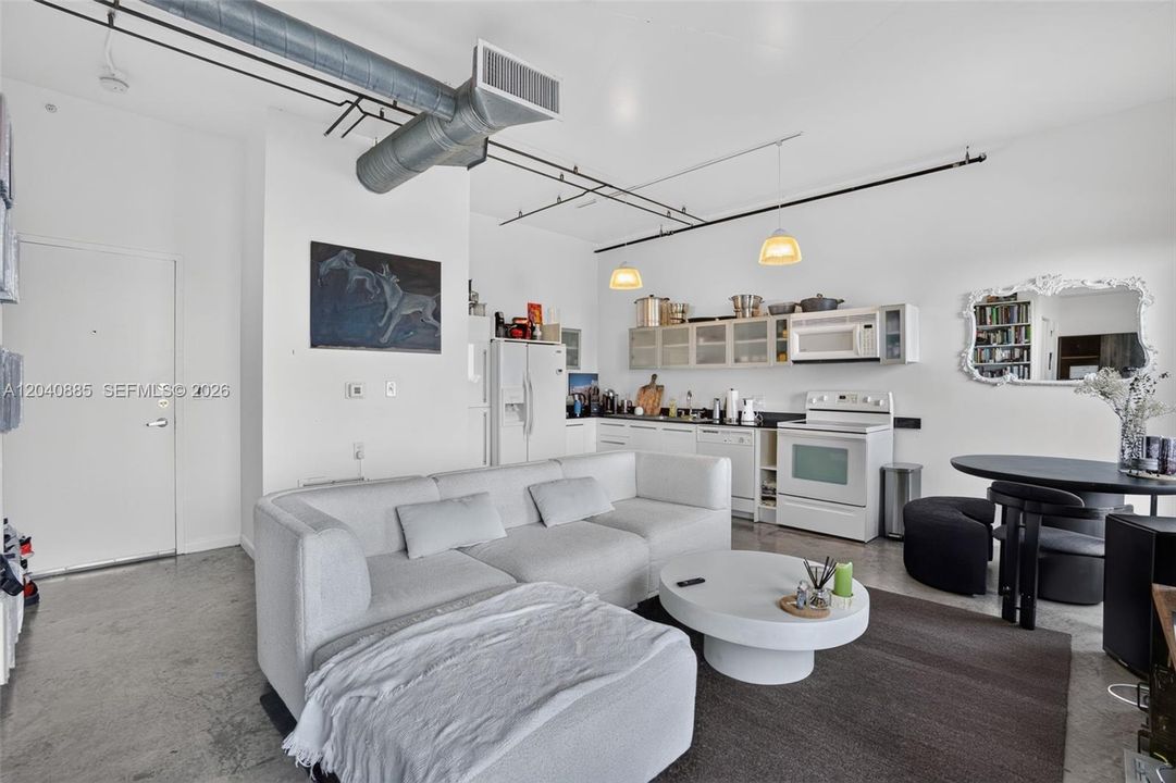 For Rent: $2,450 (1 beds, 1 baths, 646 Square Feet)