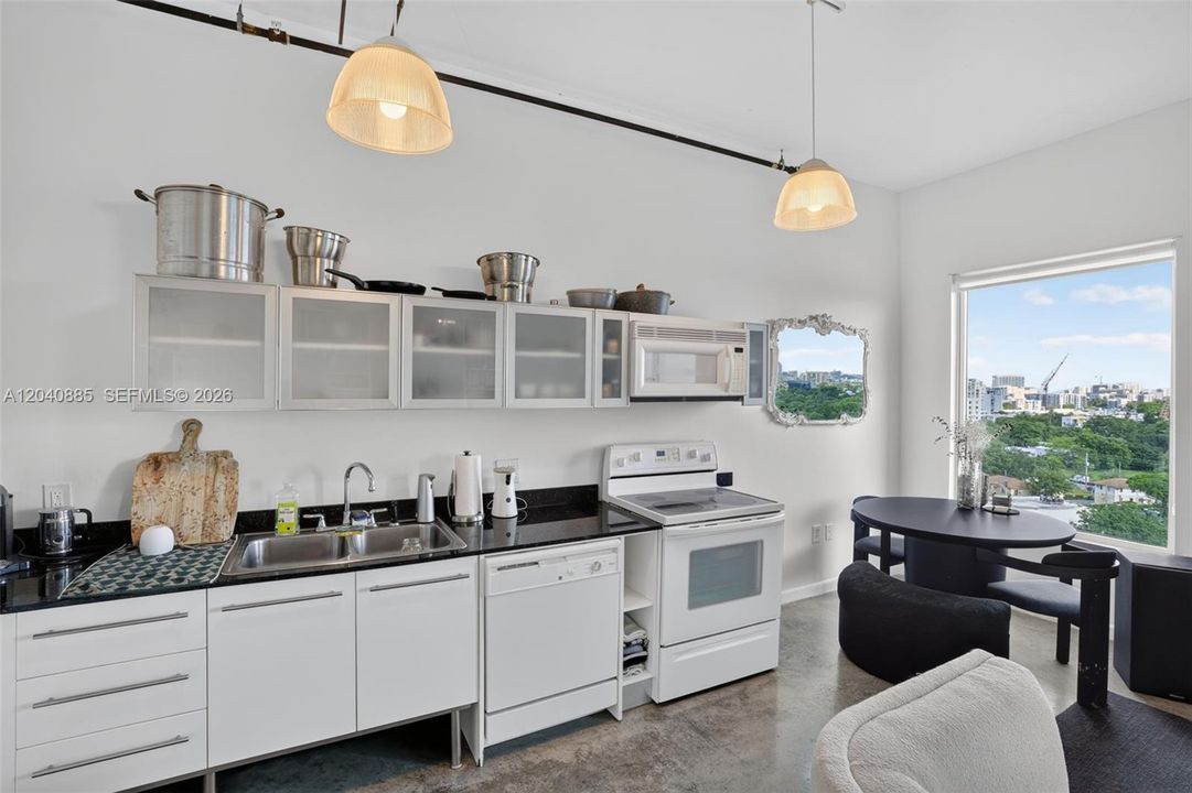 For Rent: $2,450 (1 beds, 1 baths, 646 Square Feet)