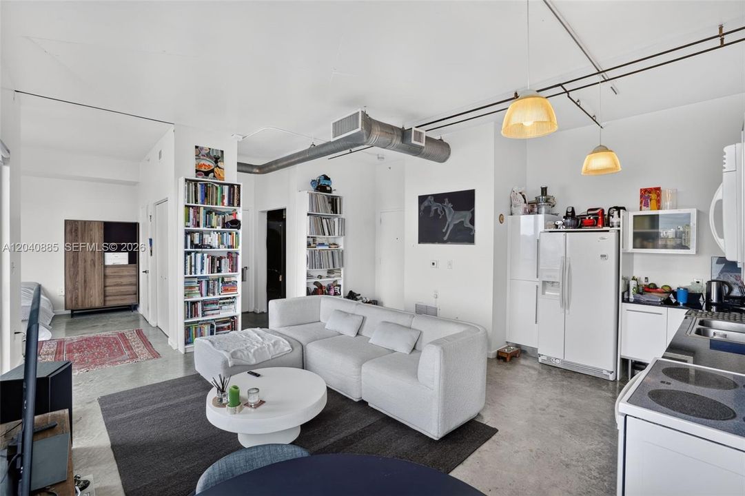 For Rent: $2,450 (1 beds, 1 baths, 646 Square Feet)