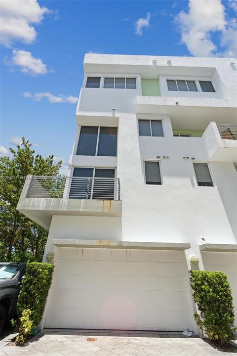 En Renta: $9,800 (3 camas, 3 baños, 2454 Pies cuadrados)