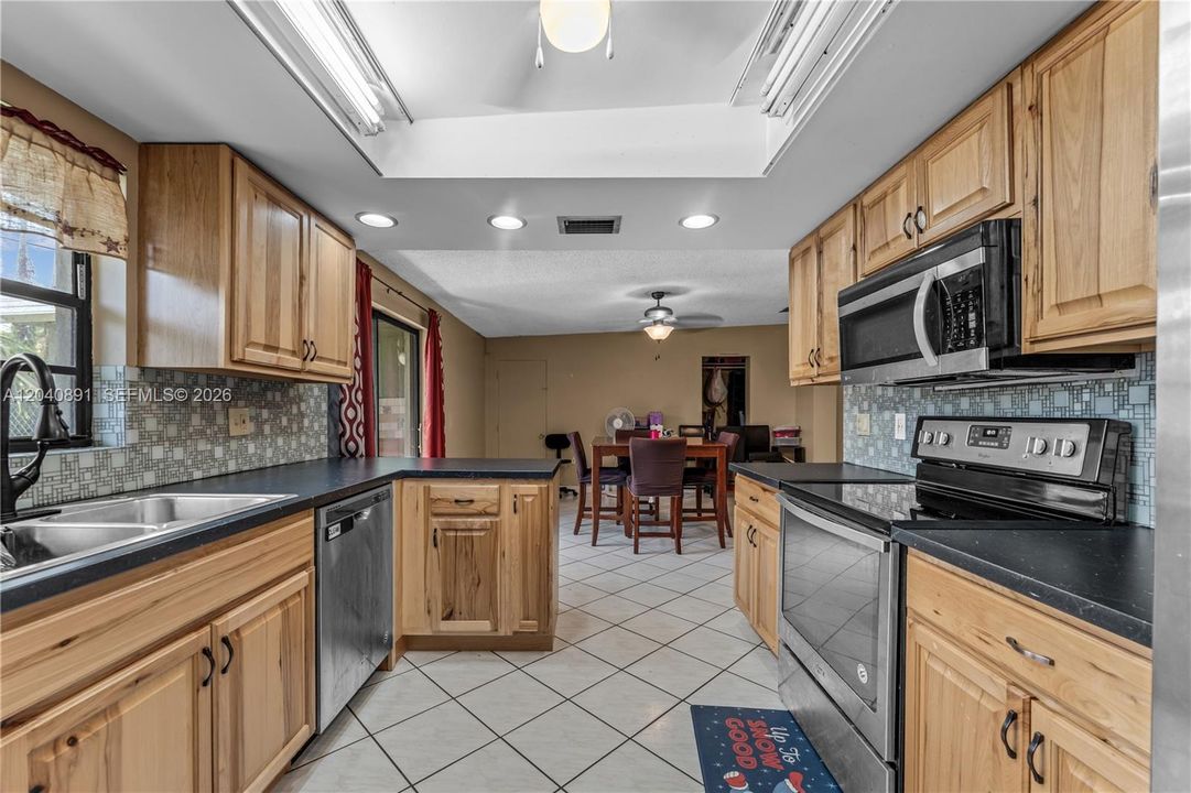 For Sale: $850,000 (4 beds, 4 baths, 2388 Square Feet)