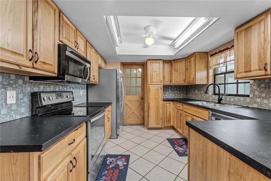 For Sale: $850,000 (4 beds, 4 baths, 2388 Square Feet)