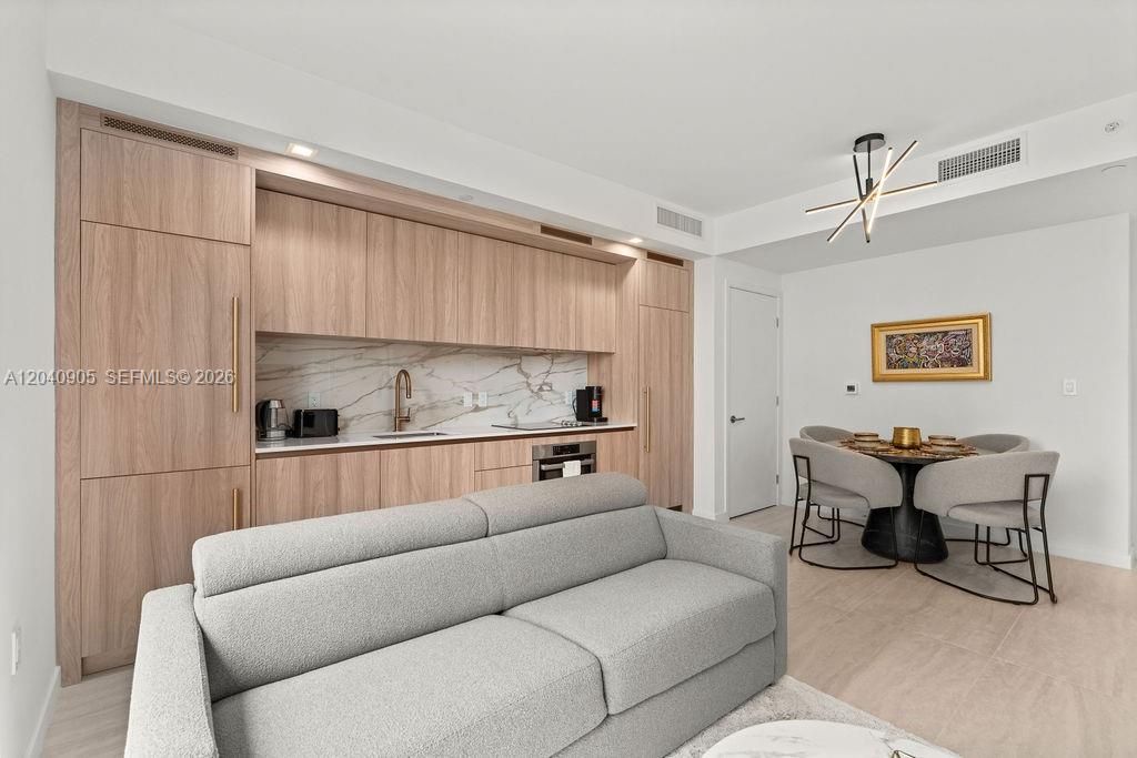 В аренду: $4,100 (1 спален, 1 ванн, 0 Квадратных фут)