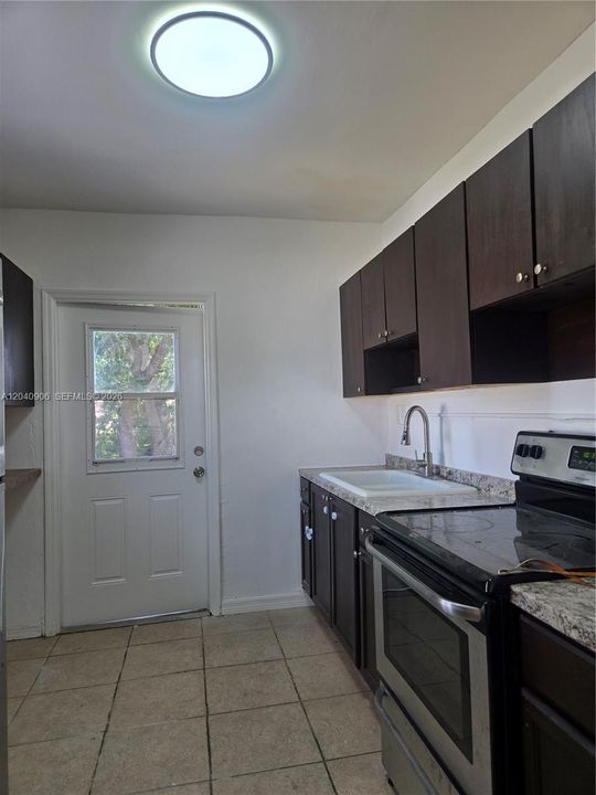 For Rent: $1,800 (2 beds, 1 baths, 746 Square Feet)