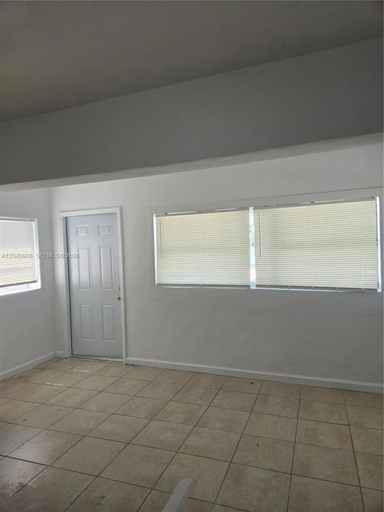 For Rent: $1,800 (2 beds, 1 baths, 746 Square Feet)