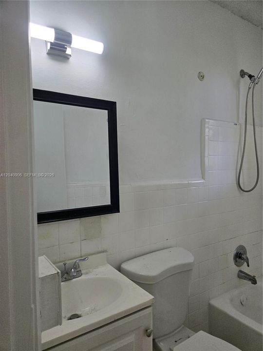 For Rent: $1,800 (2 beds, 1 baths, 746 Square Feet)