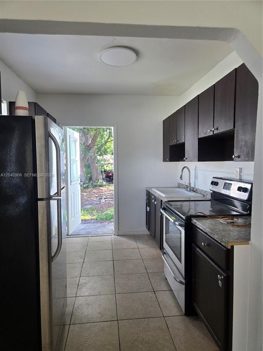 For Rent: $1,800 (2 beds, 1 baths, 746 Square Feet)