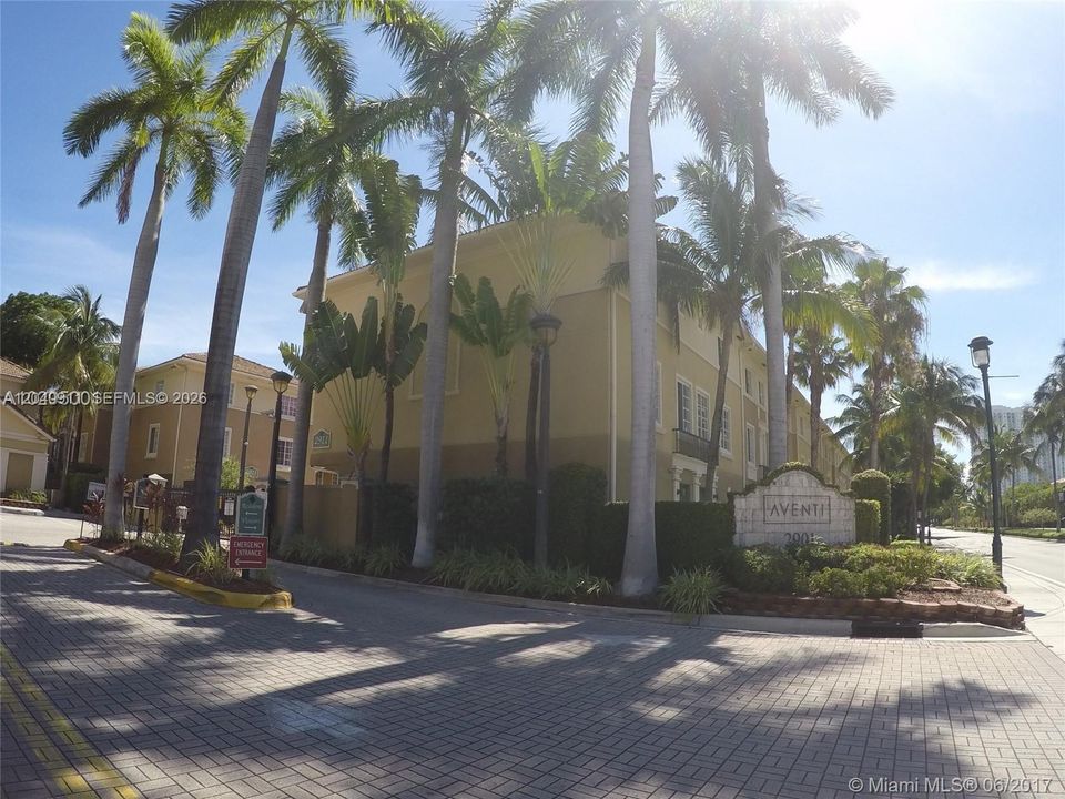 For Sale: $318,000 (1 beds, 1 baths, 859 Square Feet)