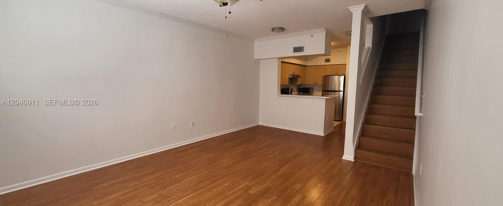 For Sale: $318,000 (1 beds, 1 baths, 859 Square Feet)
