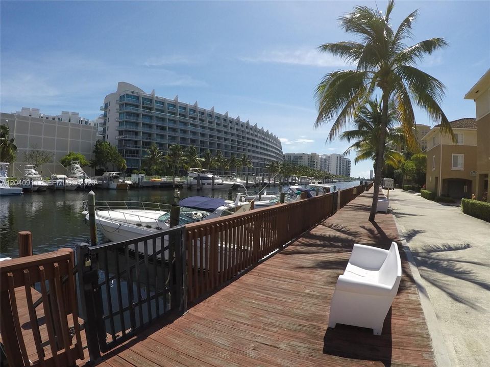 For Sale: $318,000 (1 beds, 1 baths, 859 Square Feet)