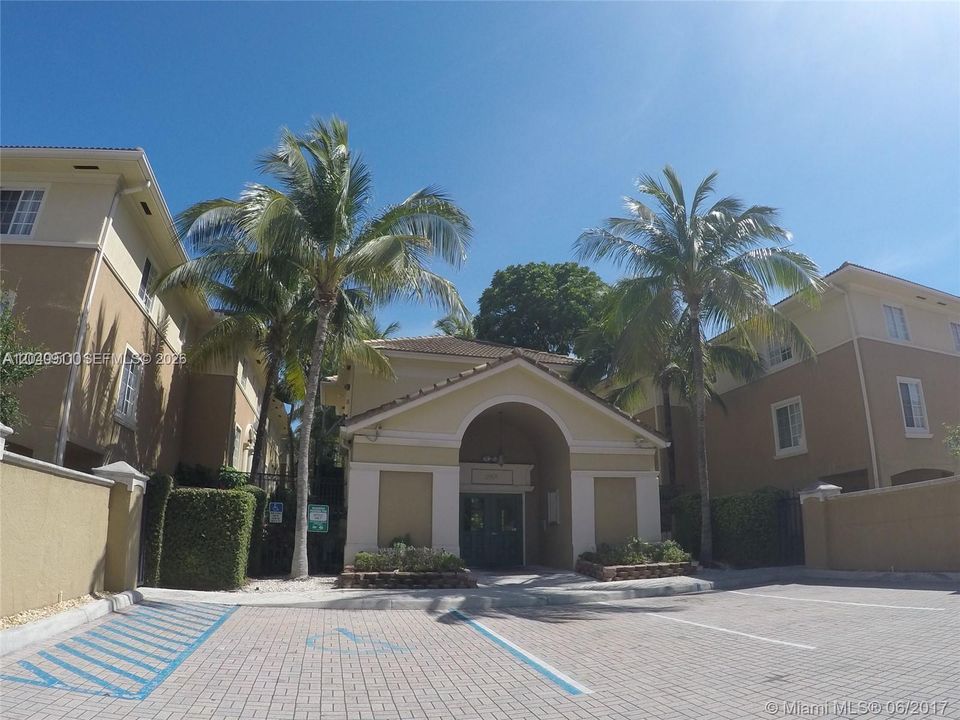 For Sale: $318,000 (1 beds, 1 baths, 859 Square Feet)