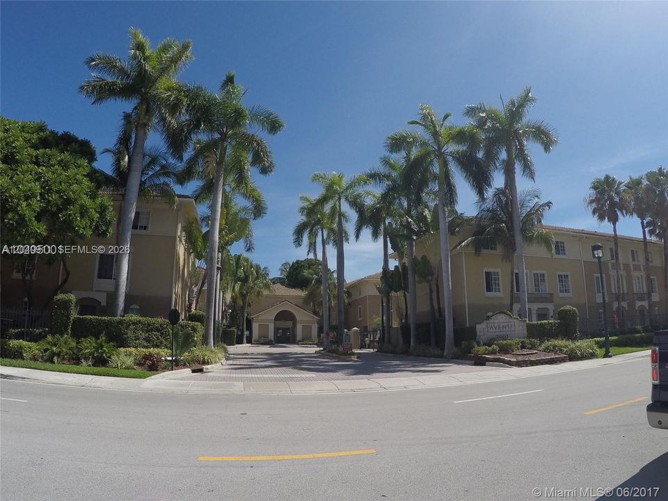 For Sale: $318,000 (1 beds, 1 baths, 859 Square Feet)