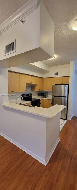 For Sale: $318,000 (1 beds, 1 baths, 859 Square Feet)