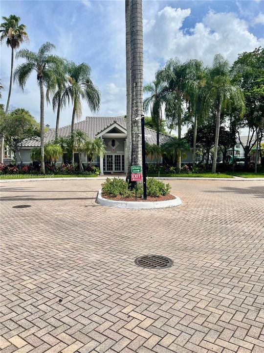 For Rent: $2,350 (3 beds, 2 baths, 1305 Square Feet)