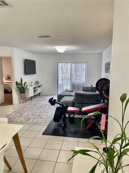 For Rent: $2,350 (3 beds, 2 baths, 1305 Square Feet)