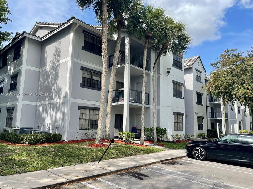 For Rent: $2,350 (3 beds, 2 baths, 1305 Square Feet)