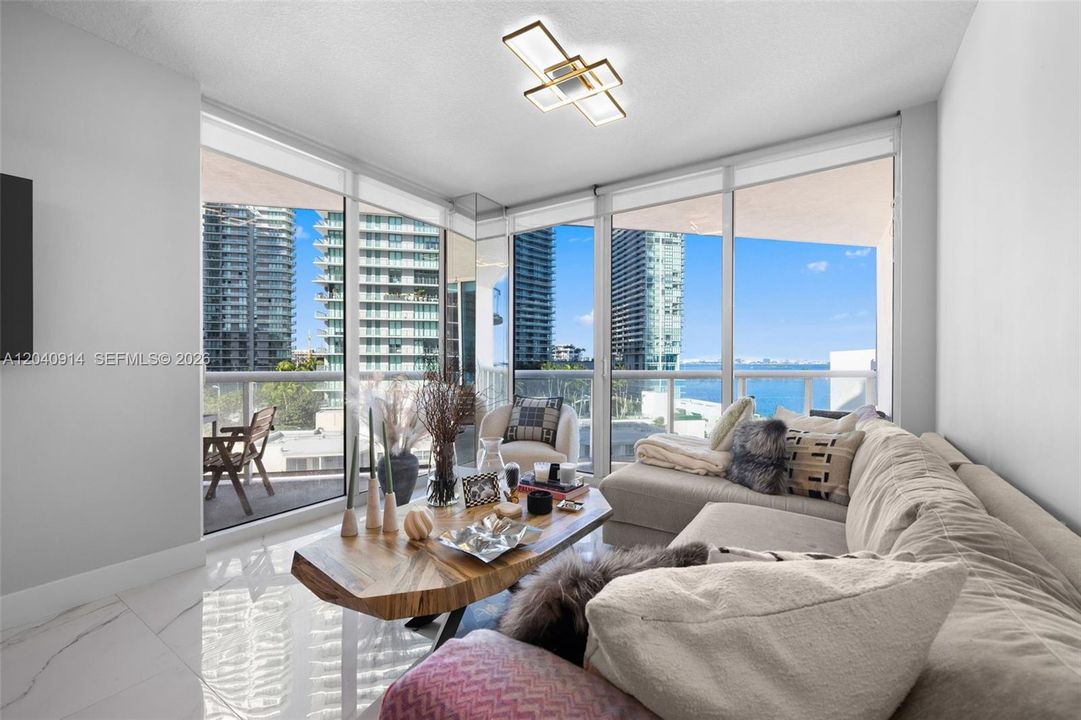 For Sale: $490,000 (1 beds, 1 baths, 828 Square Feet)