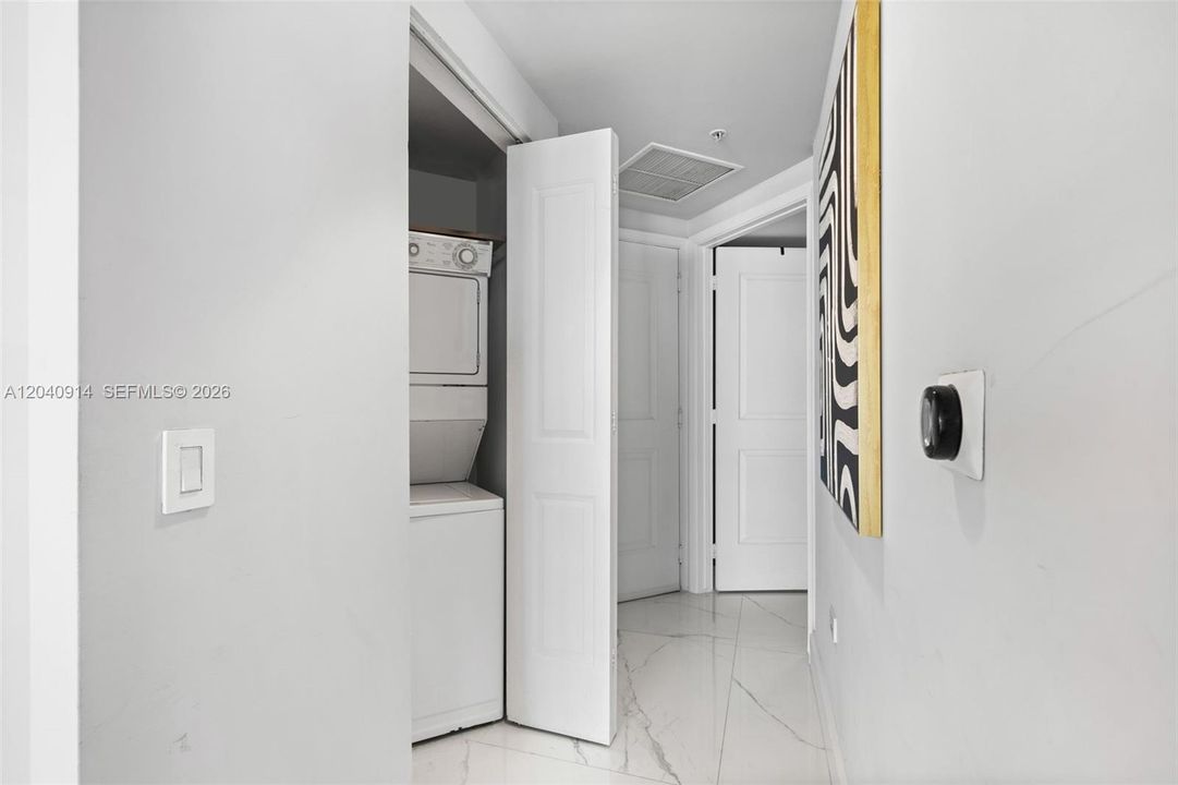 For Sale: $490,000 (1 beds, 1 baths, 828 Square Feet)