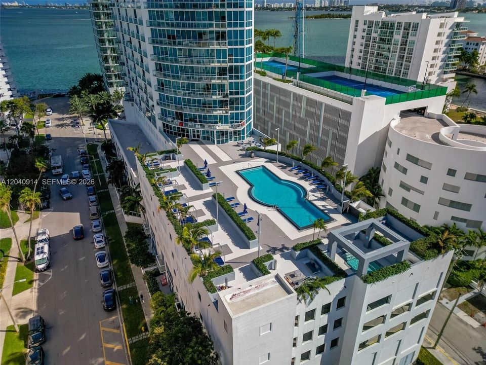 For Sale: $490,000 (1 beds, 1 baths, 828 Square Feet)