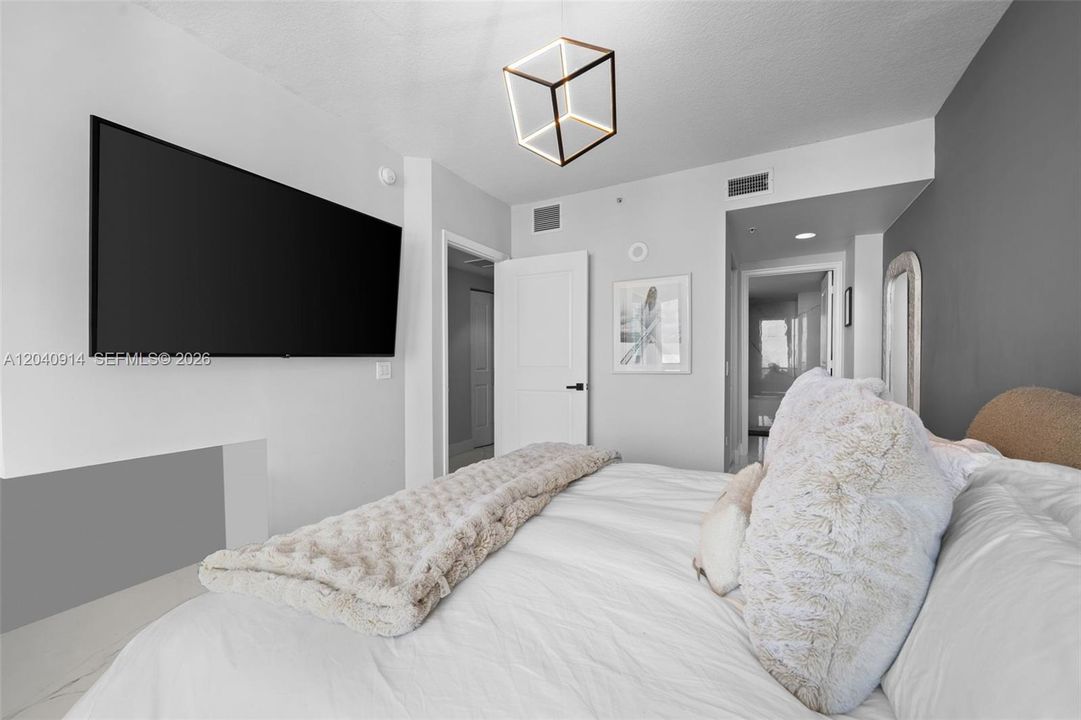 For Sale: $490,000 (1 beds, 1 baths, 828 Square Feet)
