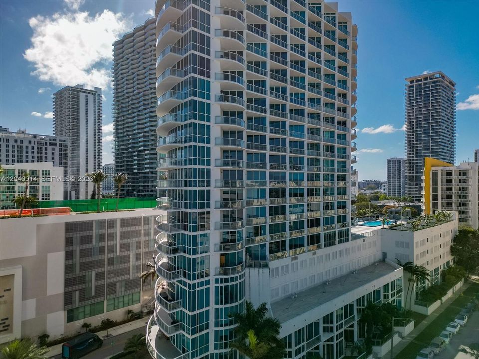 For Sale: $490,000 (1 beds, 1 baths, 828 Square Feet)