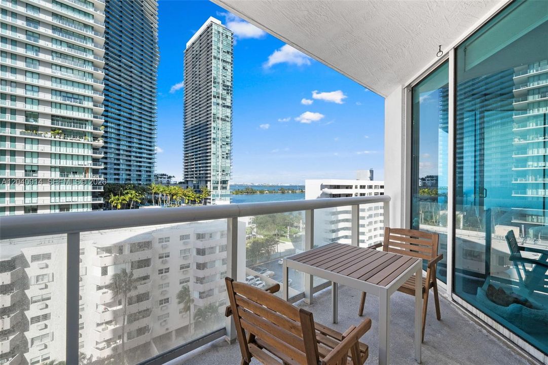For Sale: $490,000 (1 beds, 1 baths, 828 Square Feet)