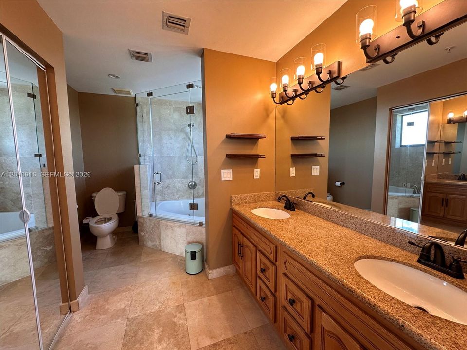 For Sale: $515,000 (2 beds, 2 baths, 1053 Square Feet)