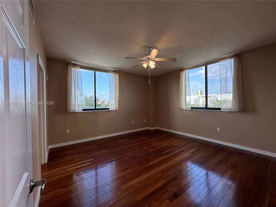For Sale: $515,000 (2 beds, 2 baths, 1053 Square Feet)