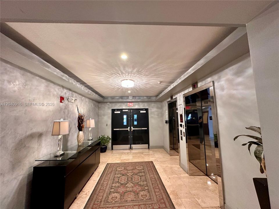 For Sale: $515,000 (2 beds, 2 baths, 1053 Square Feet)