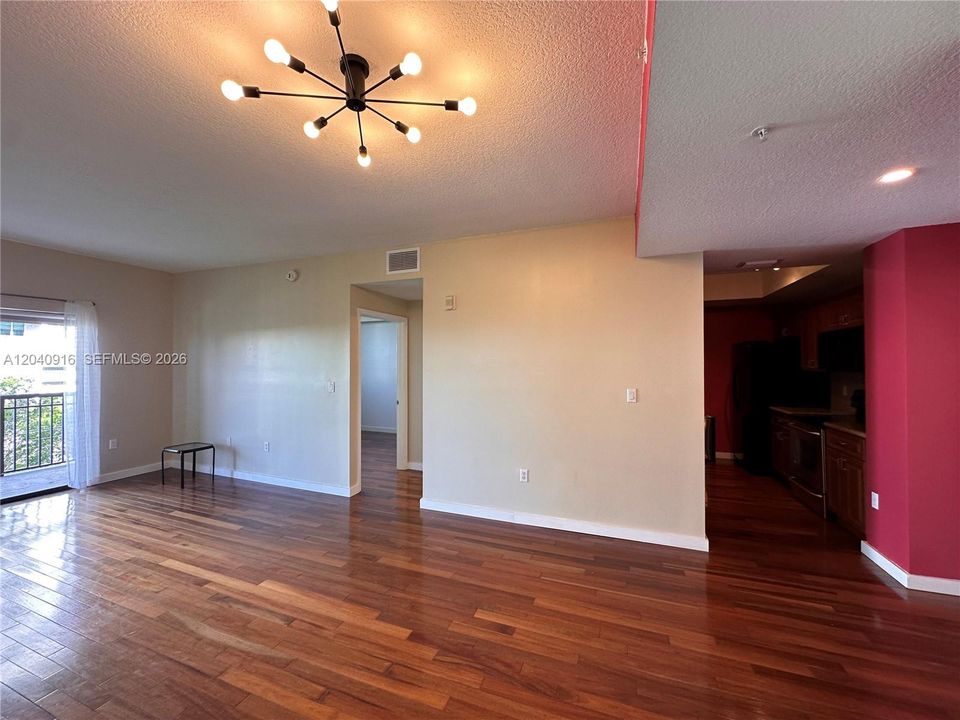 For Sale: $515,000 (2 beds, 2 baths, 1053 Square Feet)