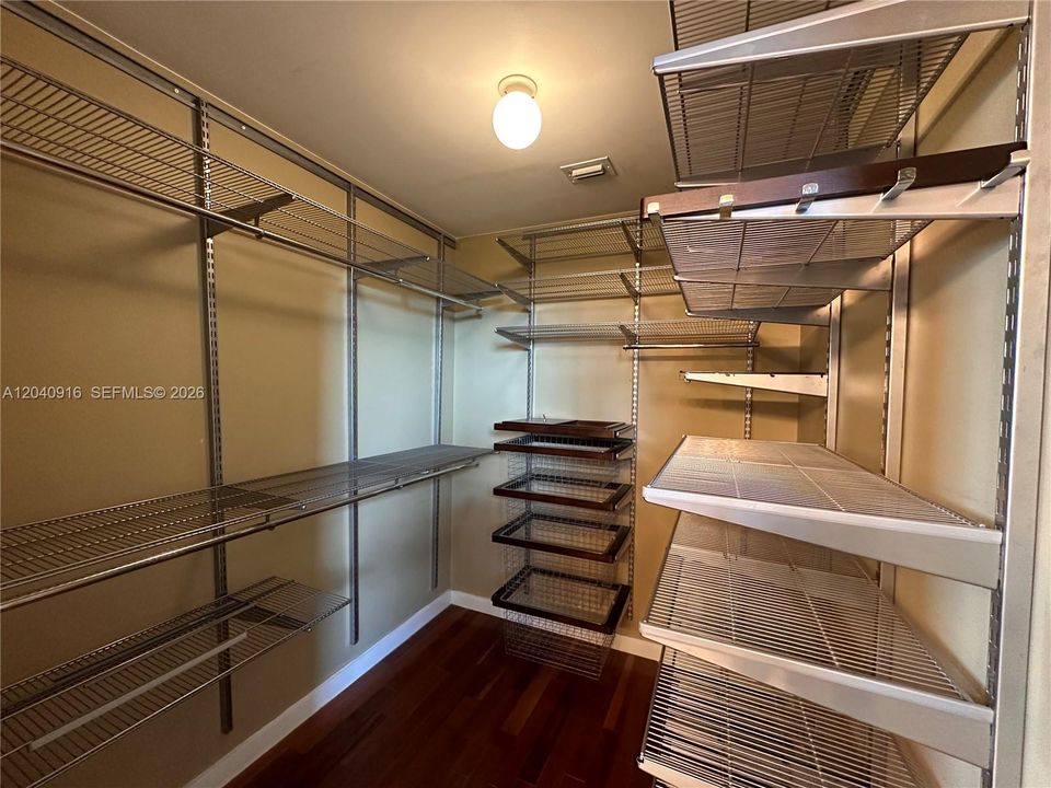 For Sale: $515,000 (2 beds, 2 baths, 1053 Square Feet)