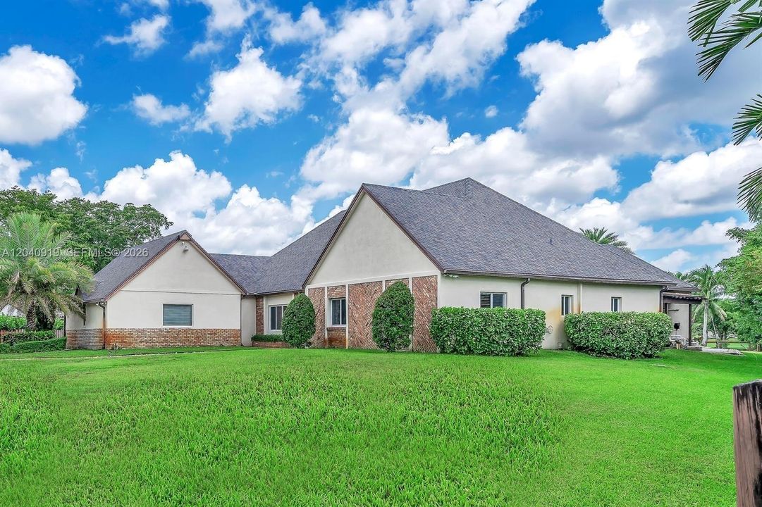 For Rent: $9,850 (3 beds, 3 baths, 2882 Square Feet)