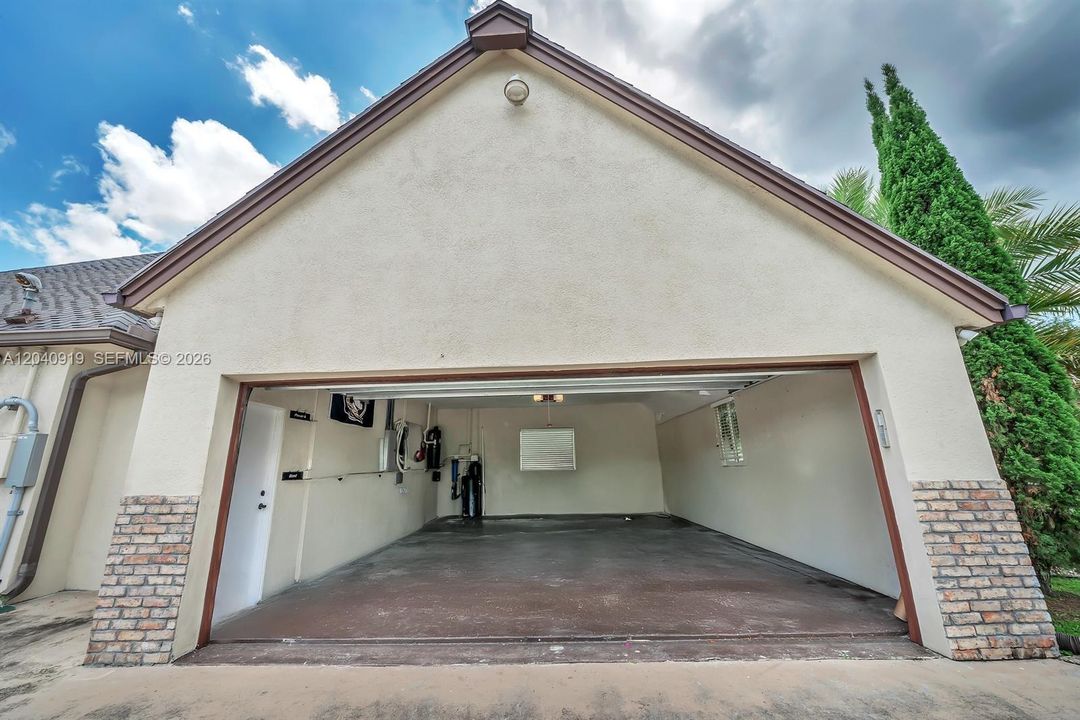 For Rent: $9,850 (3 beds, 3 baths, 2882 Square Feet)