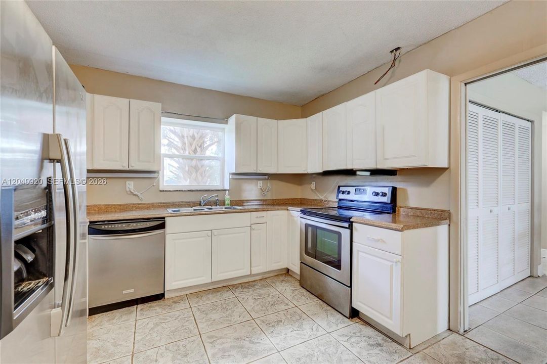 For Sale: $325,000 (3 beds, 2 baths, 1480 Square Feet)
