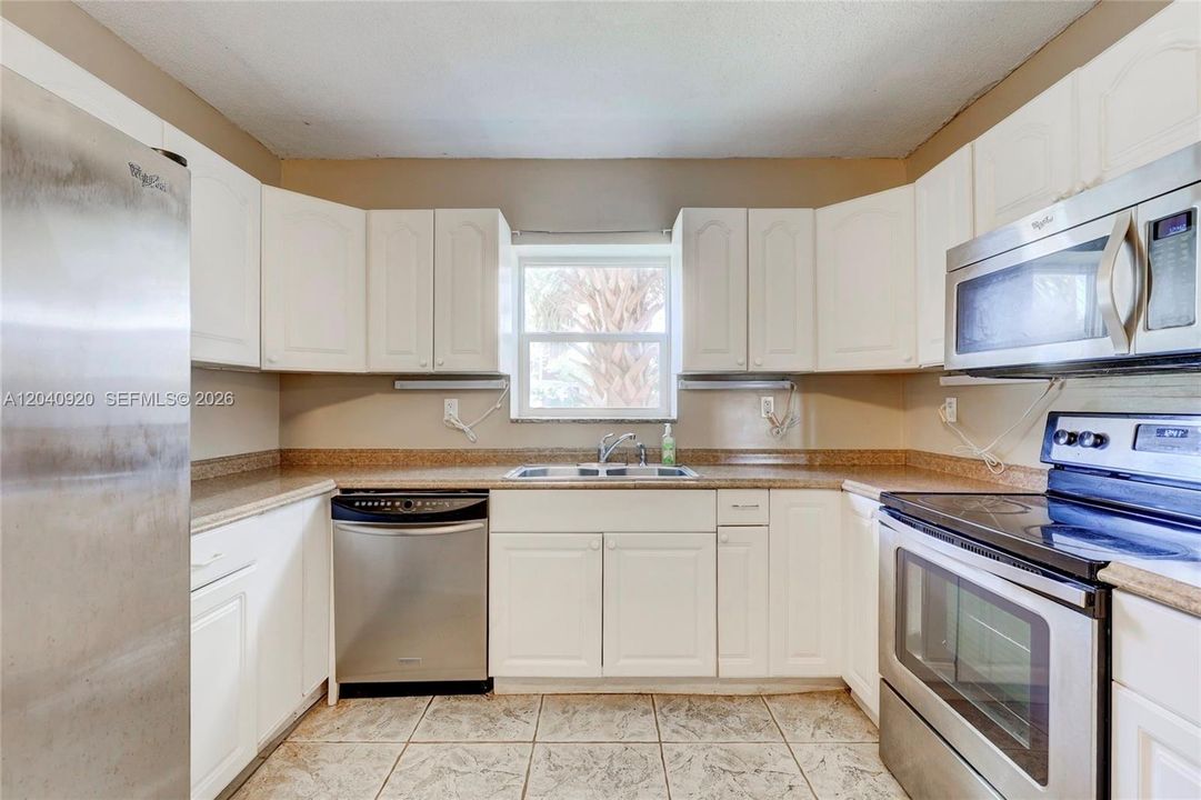 For Sale: $325,000 (3 beds, 2 baths, 1480 Square Feet)