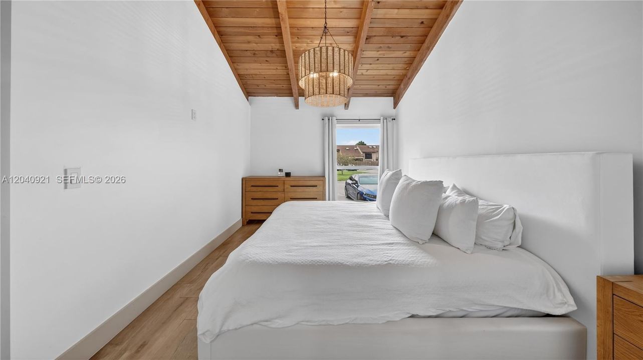 For Sale: $390,000 (2 beds, 2 baths, 964 Square Feet)