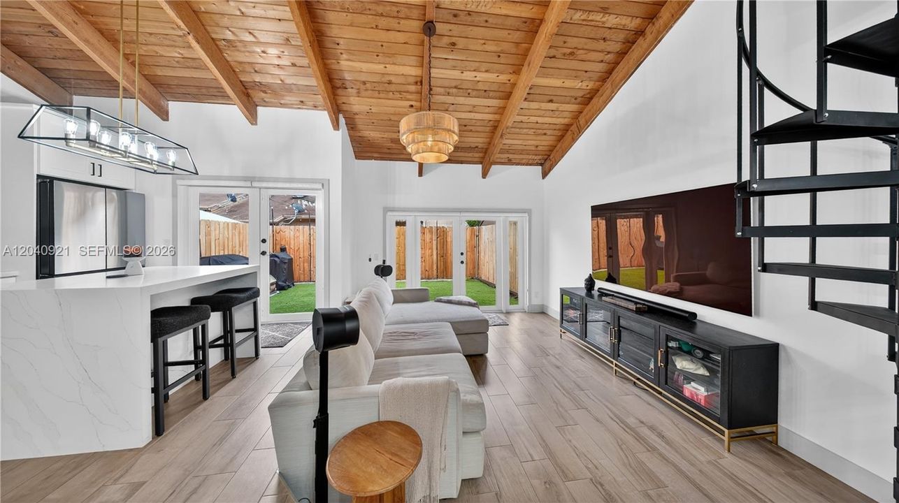 For Sale: $390,000 (2 beds, 2 baths, 964 Square Feet)