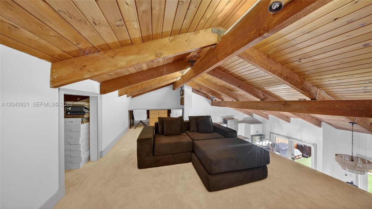 For Sale: $390,000 (2 beds, 2 baths, 964 Square Feet)