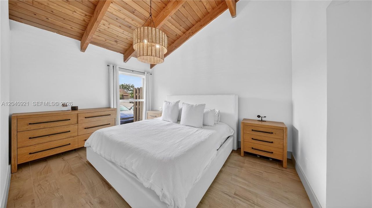 For Sale: $390,000 (2 beds, 2 baths, 964 Square Feet)