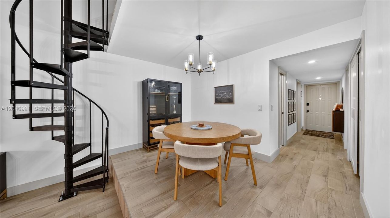 For Sale: $390,000 (2 beds, 2 baths, 964 Square Feet)