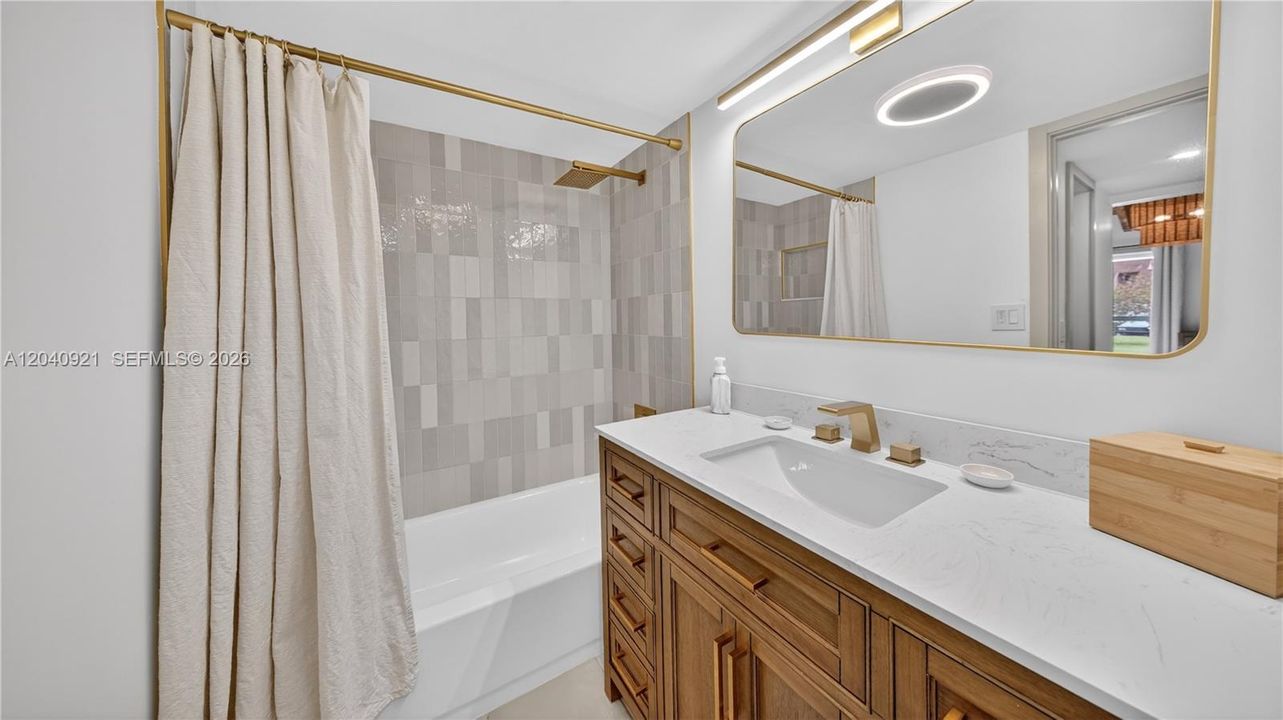 For Sale: $390,000 (2 beds, 2 baths, 964 Square Feet)