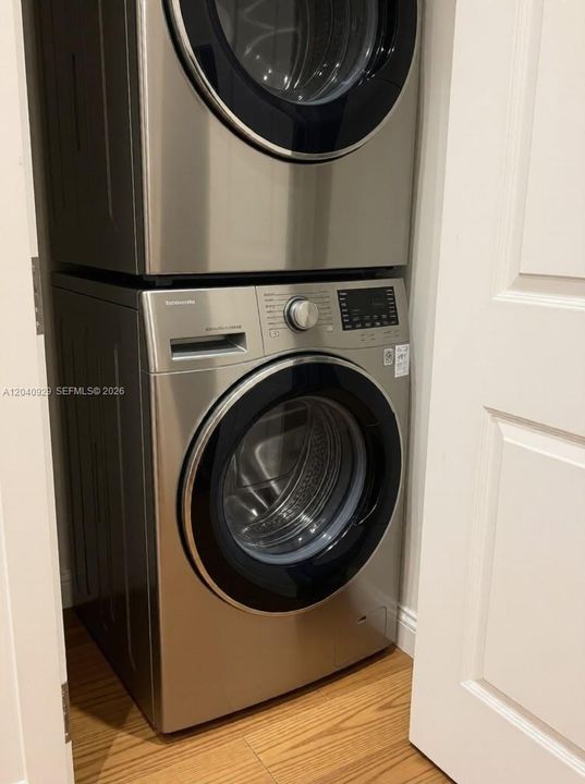 For Rent: $1,800 (2 beds, 2 baths, 934 Square Feet)