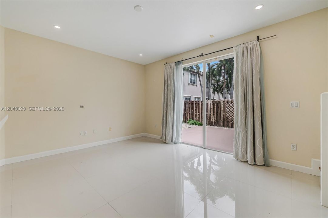 В аренду: $3,400 (3 спален, 2 ванн, 1746 Квадратных фут)