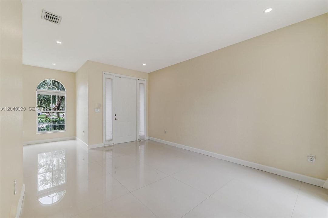 В аренду: $3,400 (3 спален, 2 ванн, 1746 Квадратных фут)