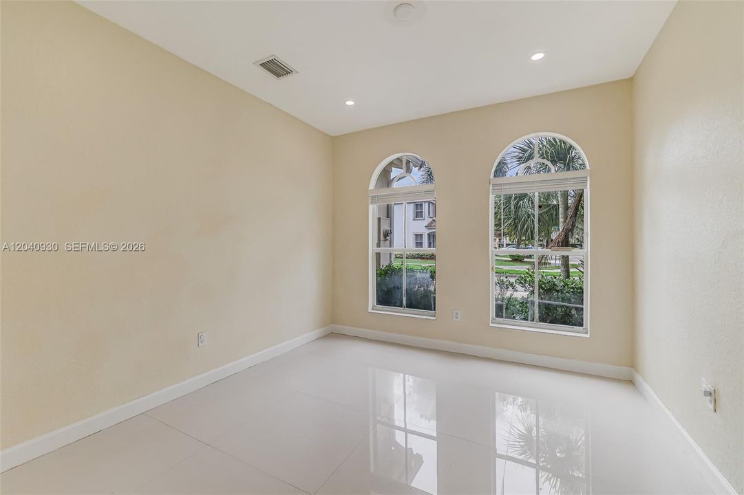 В аренду: $3,400 (3 спален, 2 ванн, 1746 Квадратных фут)